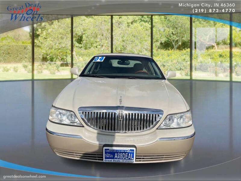 lincoln town car 2004 1LNHM83W34Y652443 image lincoln town car 2004 1LNHM83W34Y652443 image